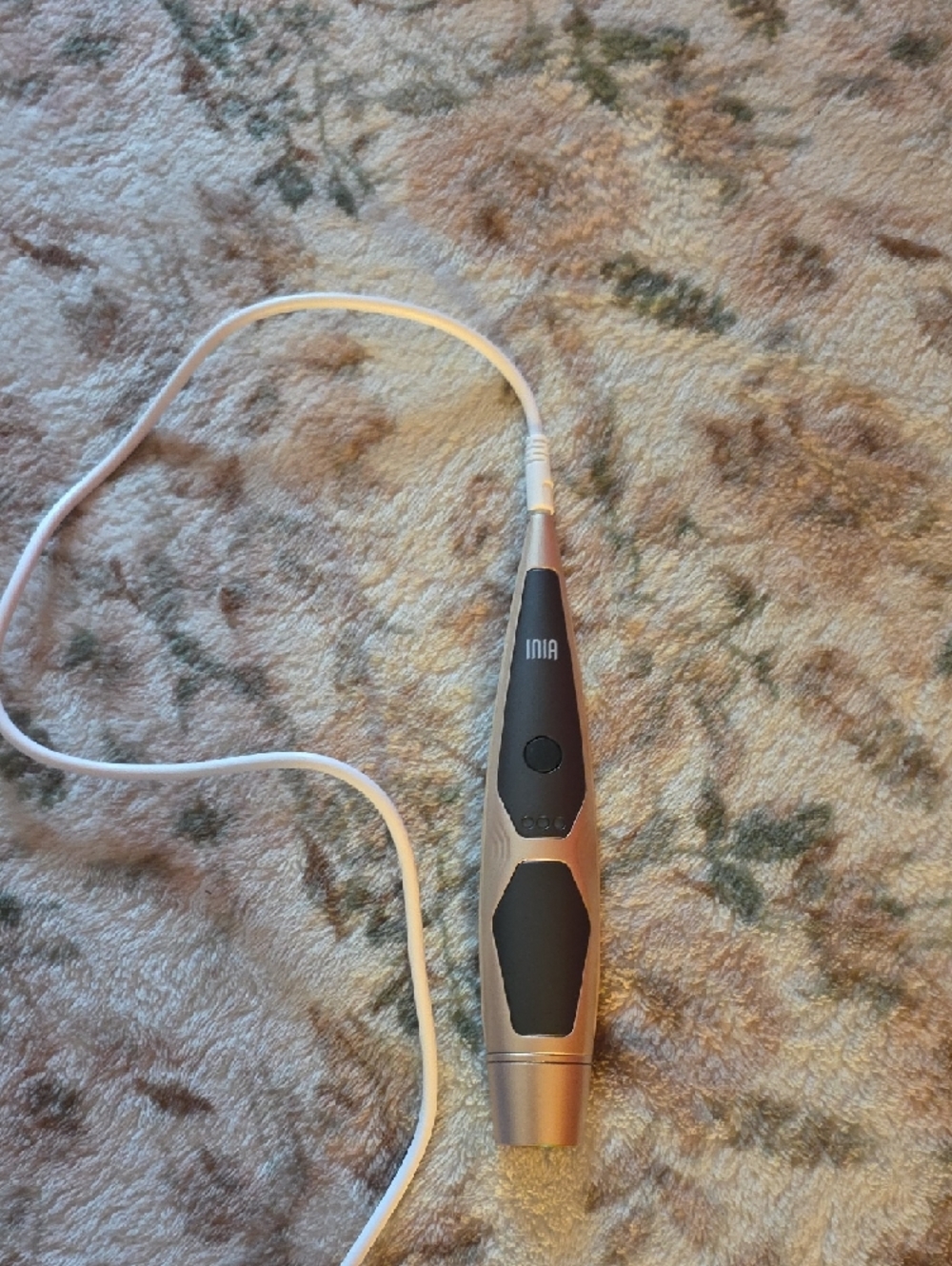 INIA Red Light Therapy Device with 24K Gold Eye Masks - Black & Gold - Picture 5 of 5